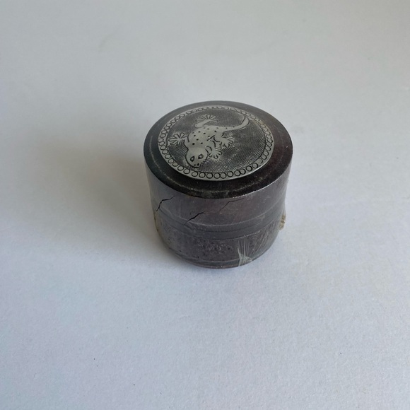 Vtg Round Wood Trinket Pill Box Hand Tooled Embossed With Metal Lizard‎ on Lid - Picture 3 of 7